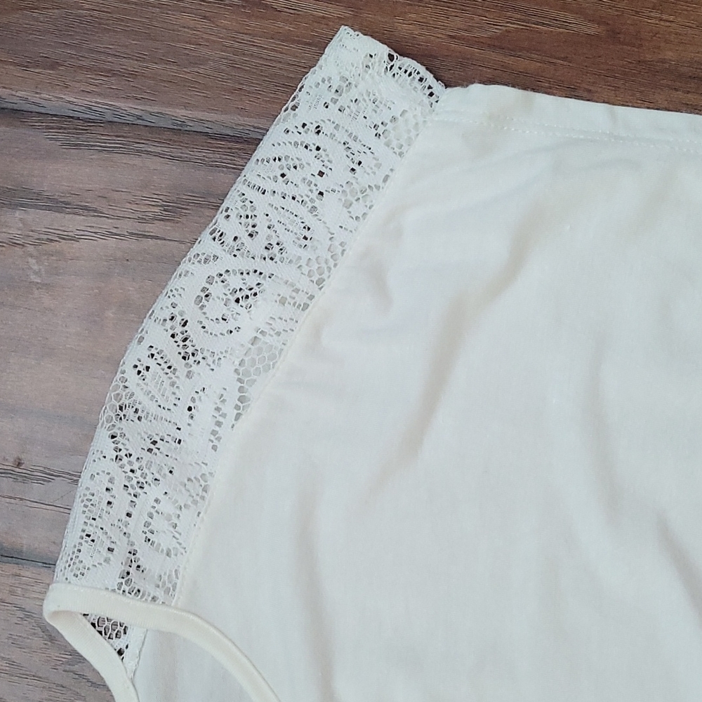 LACE DETAIL TOP - Picture 2 of 4